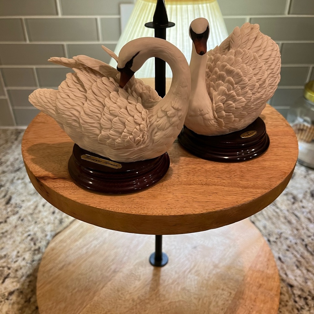 Giuseppi Armani Swan Figurines